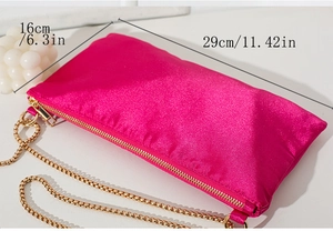 Detail of rose pink satin tote bag with gold chain strap and precise dimensions 29x16cm