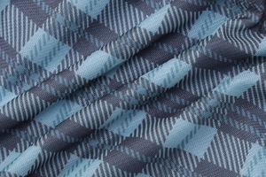 Détail du tissu en maille à carreaux bleu et gris montrant la texture et le tissage