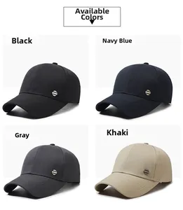 Dettaglio di cappelli da baseball in nero blu grigio e kaki con fibbia in metallo