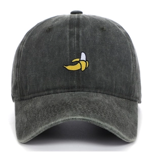 Détail d'une casquette en coton gris délavé avec broderie banane jaune détaillée