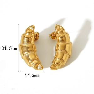 Détails montrant les dimensions 31,5mm par 14,2mm des boucles d'oreilles croissant dorées