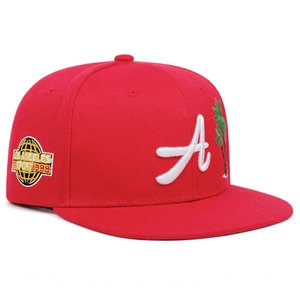 Dettaglio del cappello snapback rosso con ricamo ad alta densità e patch Los Angeles Airport