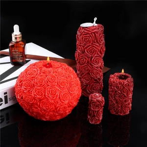 Rote 3D-Rosen-Zylinderkerzen für Aromatherapie auf professionellem Studio-Hintergrund
