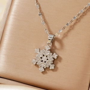 Collier élégant avec pendentif flocon de neige en argent et zircons sur satin champagne