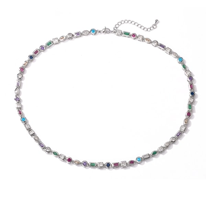 Collana geometrica con zirconi colorati, finitura argento e chiusura a moschettone