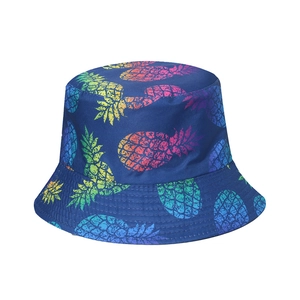 Vue détaillée d'un chapeau bob bleu marine avec des motifs d'ananas arc-en-ciel dégradés