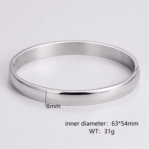 Macro shot of polished 8mm silver bangle with dimensions 63x54mm and weight 31g