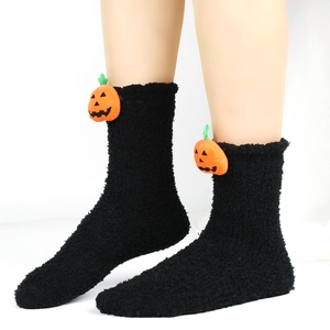 Detailansicht der schwarzen Flauschsocken mit niedlichem Plüschkürbis für Halloween
