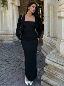 Ensemble chic deux pièces robe à bretelles noire et gilet court pour femme en ville