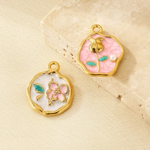 Pendentifs rétro français en émail avec motif fleur rose et perle sur cadre doré