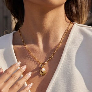 Collier en acier inoxydable doré 18K avec pendentif soleil et perle d'eau douce sur chaîne