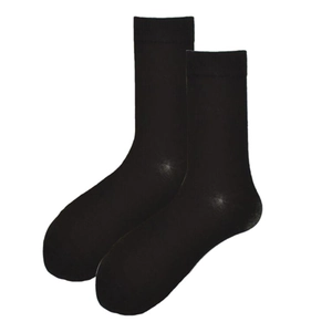Detail der klassischen schwarzen Herrensocke aus Baumwolle mit elastischem Rippbündchen