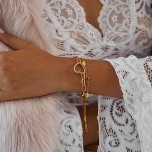 Détail du bracelet double couche plaqué or 18K avec pendentif cœur et feuilles d'olivier