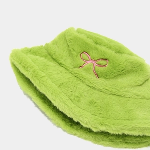 Détail du chapeau bob en peluche vert citron avec broderie de nœud rose en fausse fourrure
