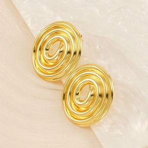 Dettaglio degli orecchini a spirale dorati in acciaio inossidabile lucidato 18K