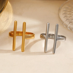 Minimalistische geometrische Ringe aus Edelstahl in poliertem Gold und Silber