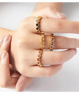 Dettaglio ravvicinato dell'anello placcato oro 18K con zirconi colorati incastonati