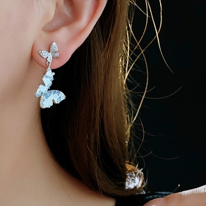 Macro di orecchini a farfalla in argento con cristalli di zirconia scintillanti e nappa