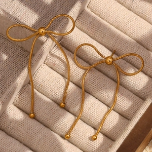 Boucles d'oreilles nœud en acier inoxydable plaqué or 18K avec une finition texturée