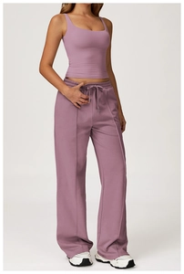 Détail de l'ensemble de yoga violet avec pantalon large à cordon et gilet ajusté chic