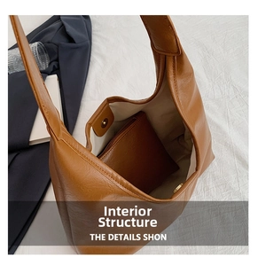 Vista dell'interno della borsa tote marrone con chiusura magnetica e astuccio interno