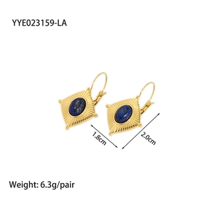 Détail de boucles d'oreilles vintage en or avec lapis-lazuli bleu et dimensions