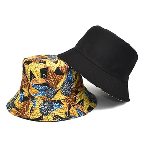 Chapeau bob réversible pour homme et femme en noir et avec imprimé floral tropical jaune