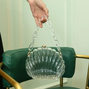 Transparente Acryl-Abendtasche in Muschelform mit klobigem Kettengriff und Gold-Details