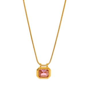 Collier en acier inoxydable doré avec pendentif carré en pierre de zircon rose