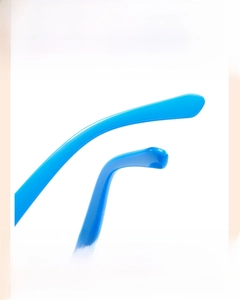 Détail des branches ergonomiques bleues avec design antidérapant pour lunettes enfant
