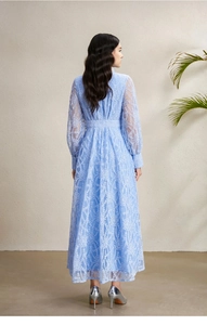 Détail du dos de la robe en dentelle bleu clair avec une texture brodée élégante et ajourée