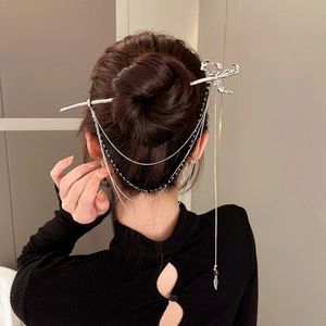 Pic à cheveux fleur argenté avec perles noires et longues chaînes pour chignon élégant