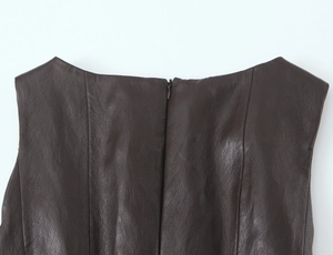 Dettaglio del colletto in finta pelle marrone scuro e della zip invisibile sul retro