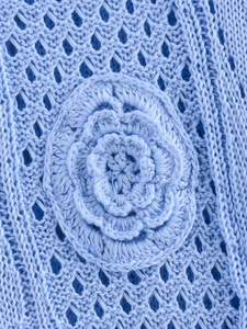Vue détaillée de la robe en maille bleu clair avec motif floral 3D et dentelle ajourée