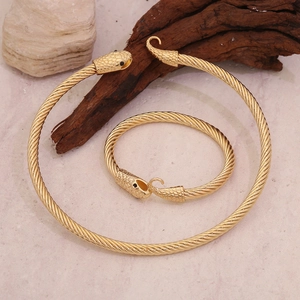 Set gioielli a forma di serpente con collana a spirale dorata e bracciale abbinato