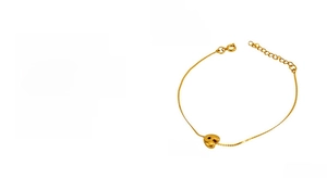 Detailed view of the 18K gold plated heart pendant bracelet with 19cm stainless steel chain