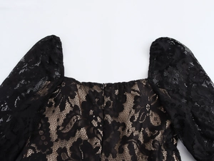 Dettaglio dello scollo quadrato con pizzo e cerniera invisibile sul retro dell'abito