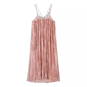 Abito lungo rosa con stampa tie-dye e dettaglio catena ad anelli in metallo sul retro