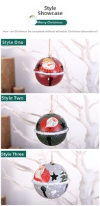 Trois cloches de Noël en métal avec motifs de bonhomme de neige sur bois rustique