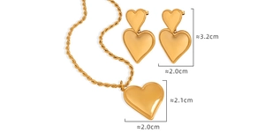 Detailansicht des 18K vergoldeten Herz-Schmucksets mit Matt-Finish und Kettenmaßen