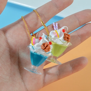 Mini portachiavi coppa gelato in blu e verde con panna montata e dettagli realistici