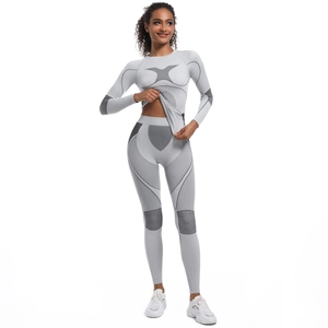 Détail d'un ensemble de yoga gris clair sans couture avec lignes de contouring extensibles