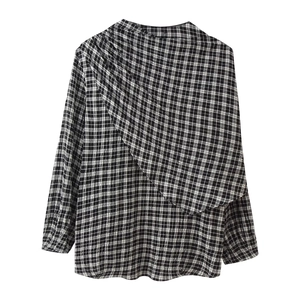 Chemise femme à carreaux noirs et blancs, manches longues et devant asymétrique superposé