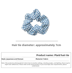 Détail d'un chouchou à carreaux bleus de 7 cm montrant la texture du tissu et la taille
