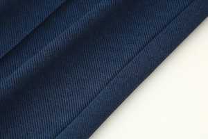 Gros plan détaillé sur la texture du tissu sergé bleu foncé et le tissage serré