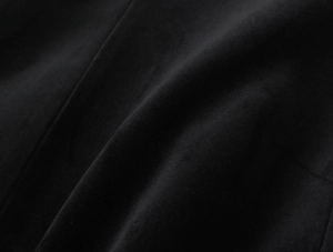Gros plan sur le tissu en suédine noire montrant la texture épaisse et délicate