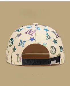 Détail du bonnet docker beige avec motifs d'étoiles et sangle en cuir réglable