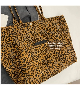 Détail du sac cabas en toile léopard avec une poche avant renforcée pratique