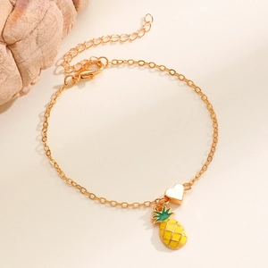Vista dettagliata di un bracciale dorato con ciondoli smaltati a cuore e ananas