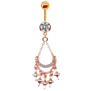 Détail de piercing nombril en or rose avec zircons et pendentifs en forme d'étoile